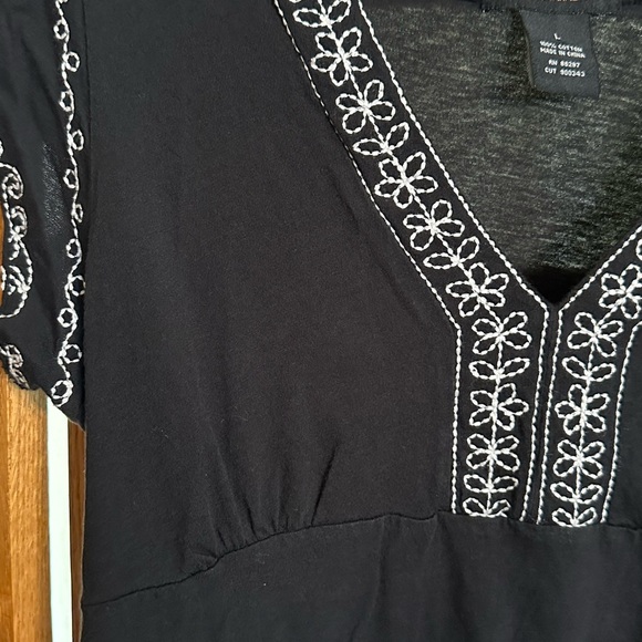 BCBG Max Aria V neck Embroidered Short Sleeve Boho Floral Top Large - Picture 2 of 4